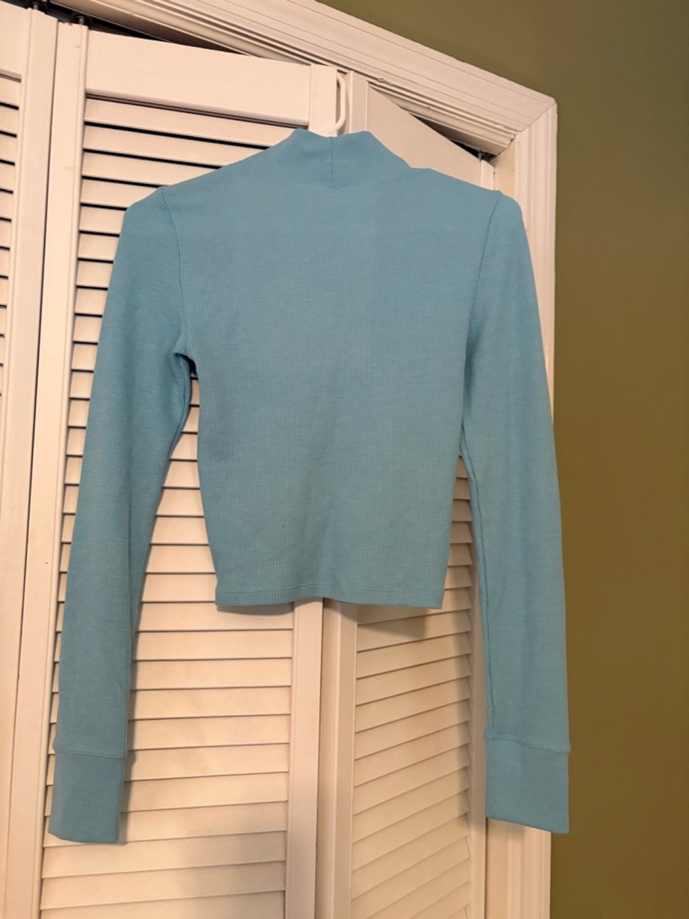 American Eagle Outfitters Light Blue Mock Neck Long Sleeve Crop Top - Picture 2 of 3